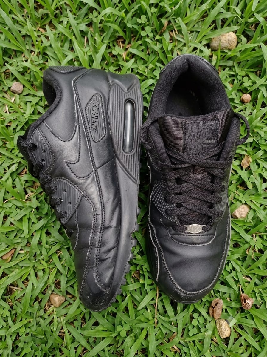 Nike Air Max 90 Triple Black - Leather - EUR 42.5 / US 9 / UK 8 - Pre-Loved